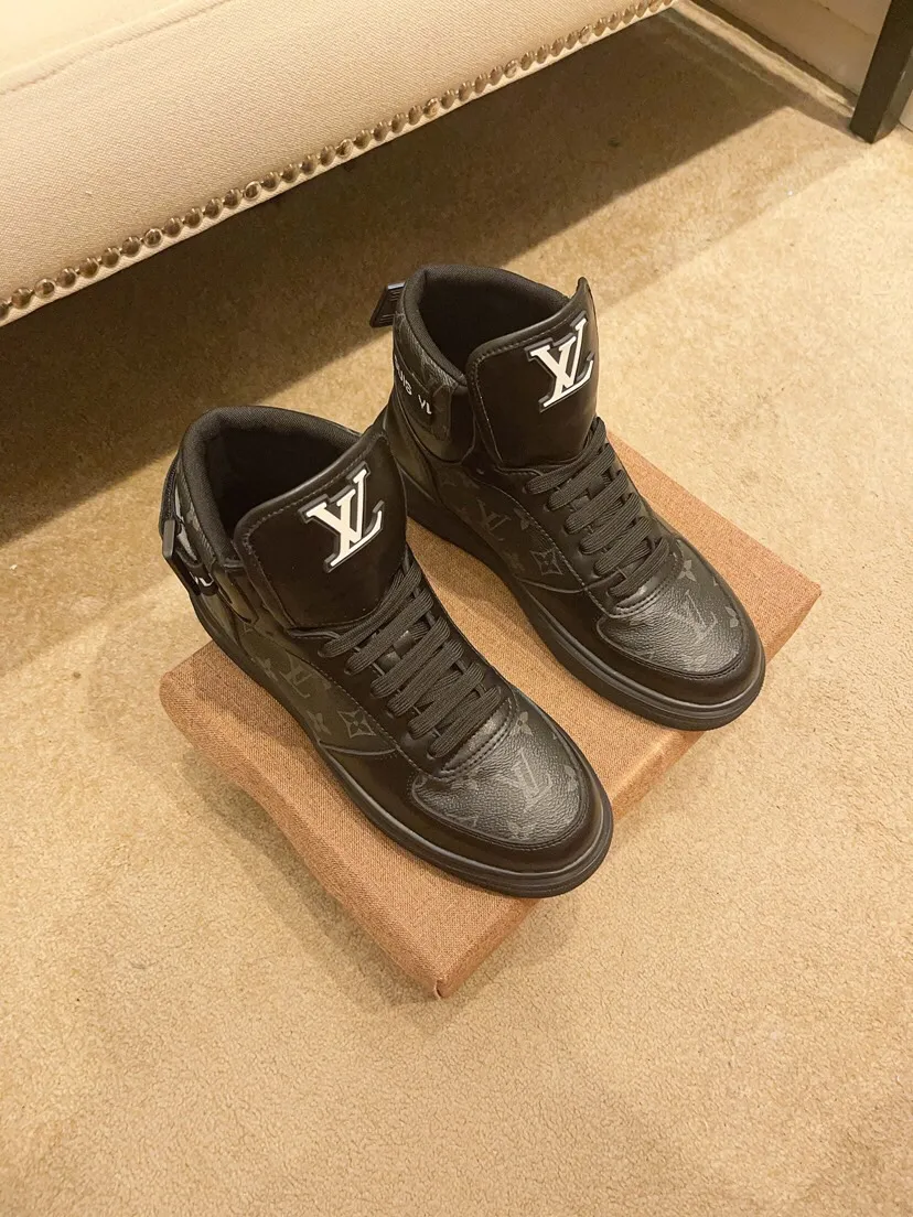 Factory price 440 [LV] Louis Vuitton's latest high-top casual Korean-style men's shoes, new autumn and winter design, perfect workmanship, creating cabinet quality, upper: cowhide material, leather lining; soft and comfortable, rubber outsole ultra-light, wear-resistant, simple, versatile fashion men's shoes, color optional, size 38--44